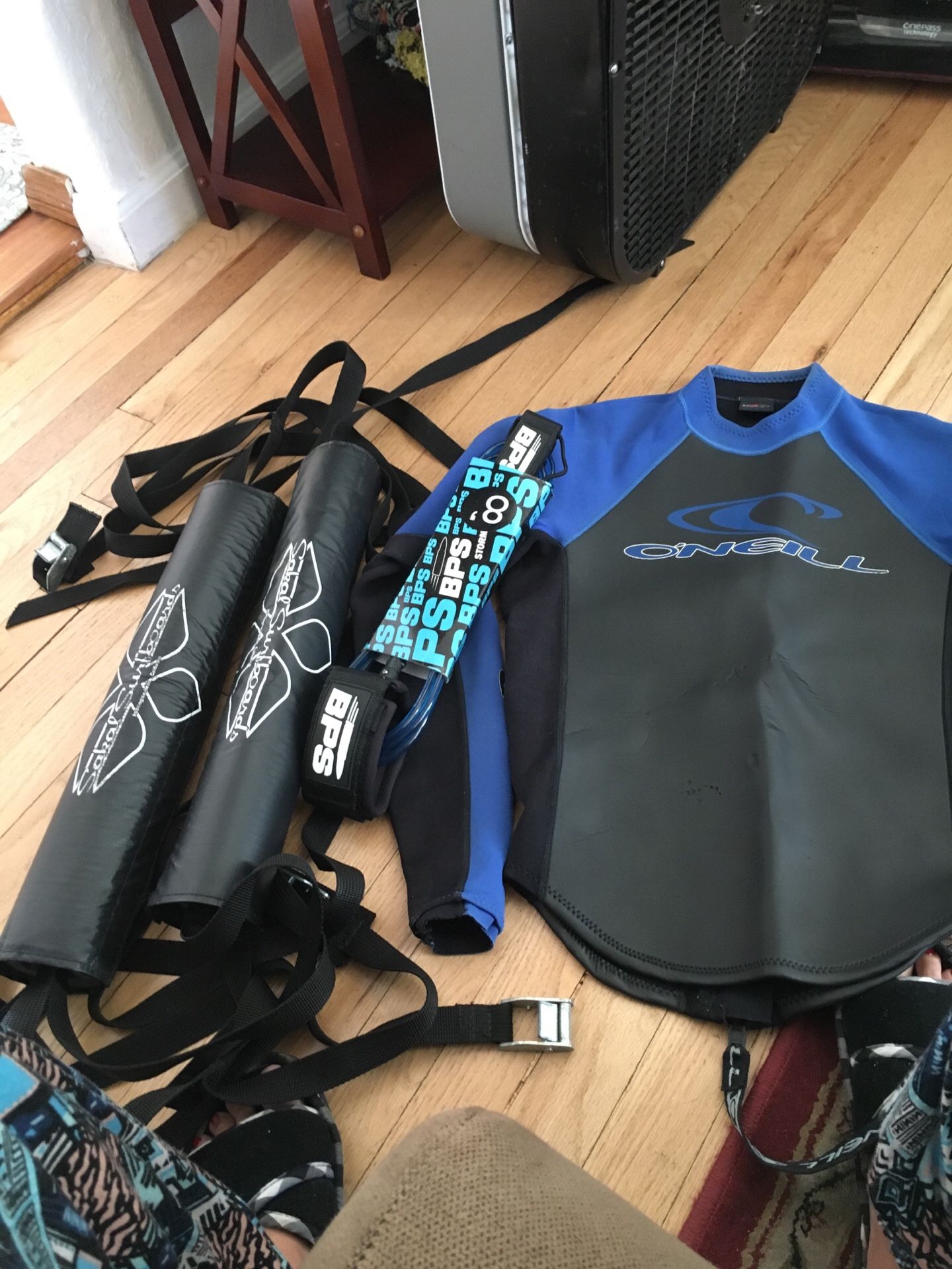 O’Neil thick woman’s wet suit top, Sakal soft surfboard car carriers, and brand new BPS 8in storm leash