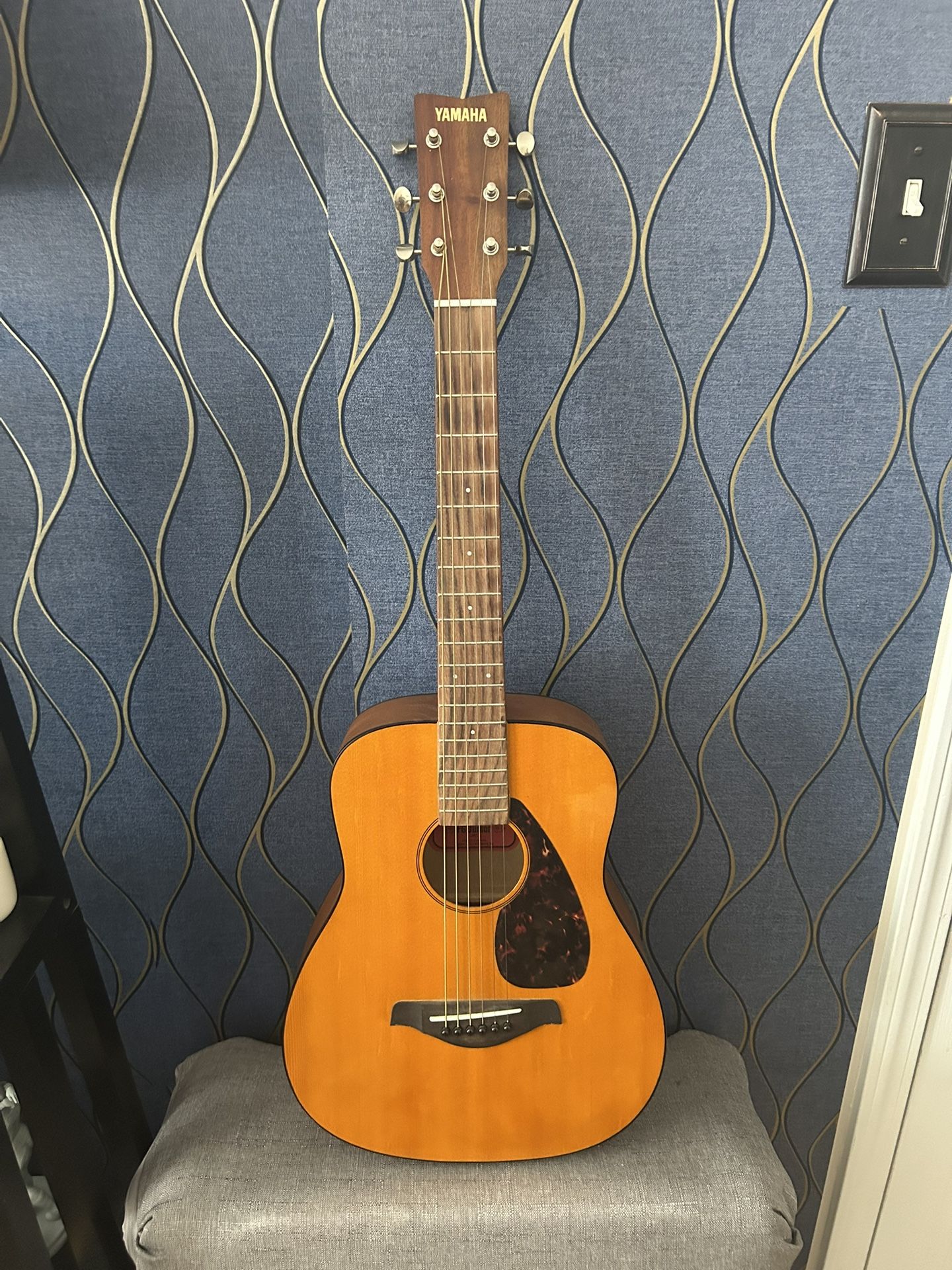 Acoustic Guitar (Yamaha Junior)  +strap/pick