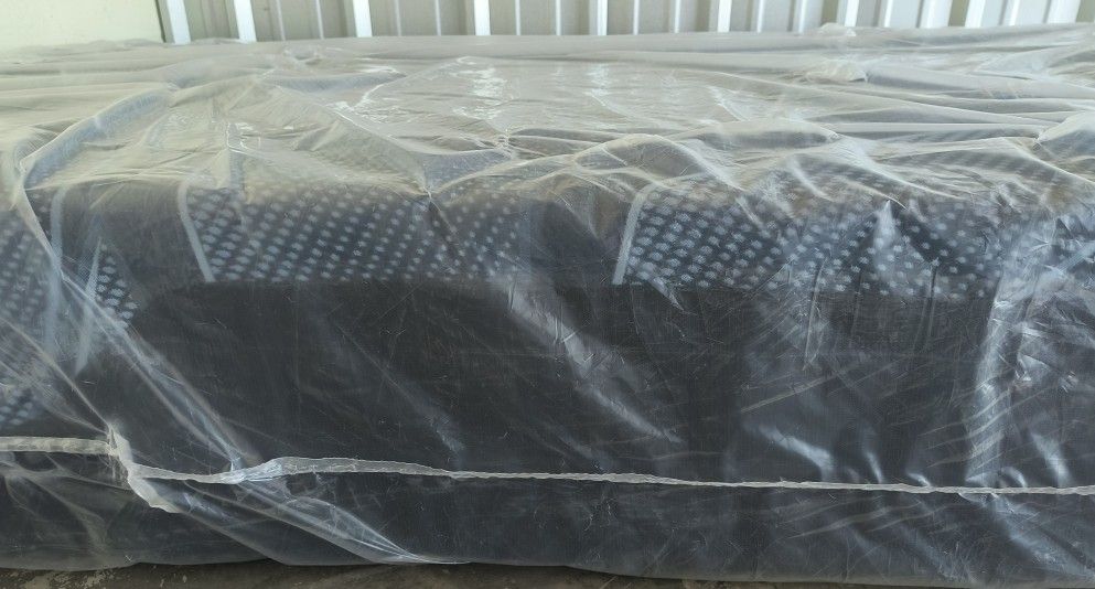 Queen Luxury Hybrid  Mattress -New