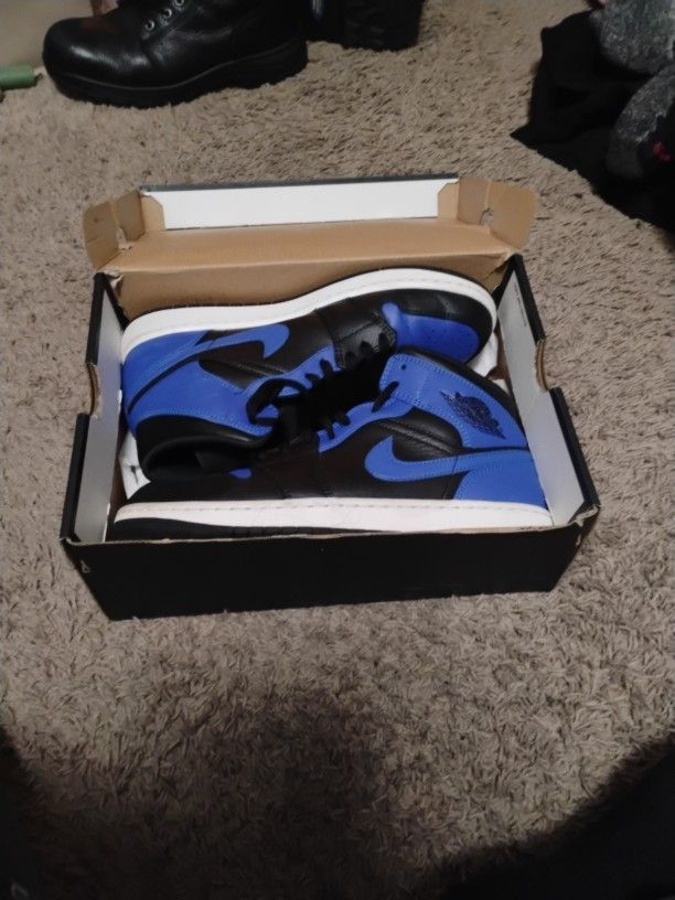 Air Jordan 1 Retro Royal (2017) Size 9