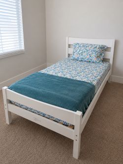 Twin bed from smoke and pet free home