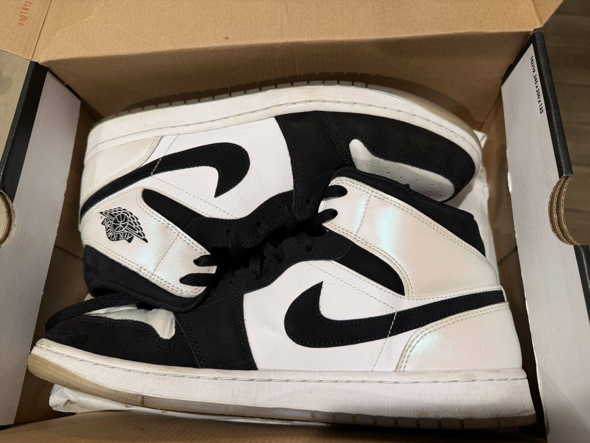 Jordan Air 1 Mid Diamond