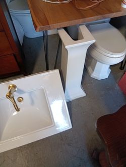 Check out this beautiful bathroom sink have a good decoration on the handle