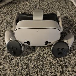 Meta Quest 3s VR Headset + Carrying Case - Slightly Used, No Issues