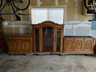 Thomasville Hutch & Matching Flip Top Server $300.00 Or Best Offer