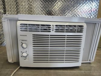 LIKE BRAND NEW SUPER CLEAN 5,000 BTU AC AIR CONDITIONER