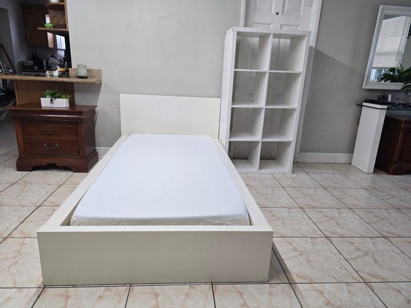 VENDO HERMOSA CAMA TAMAÑO TWIN O INDIVIDUAL, CON COLCHÓN MEMORY FOAM