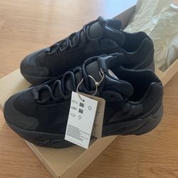 Yeezy 700 MNVN Triple Black Size 6.5