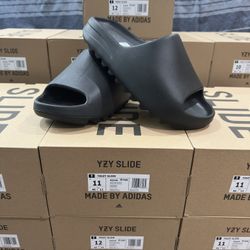 Yeezy Slide ‘ONYX’ BRAND NEW/DS