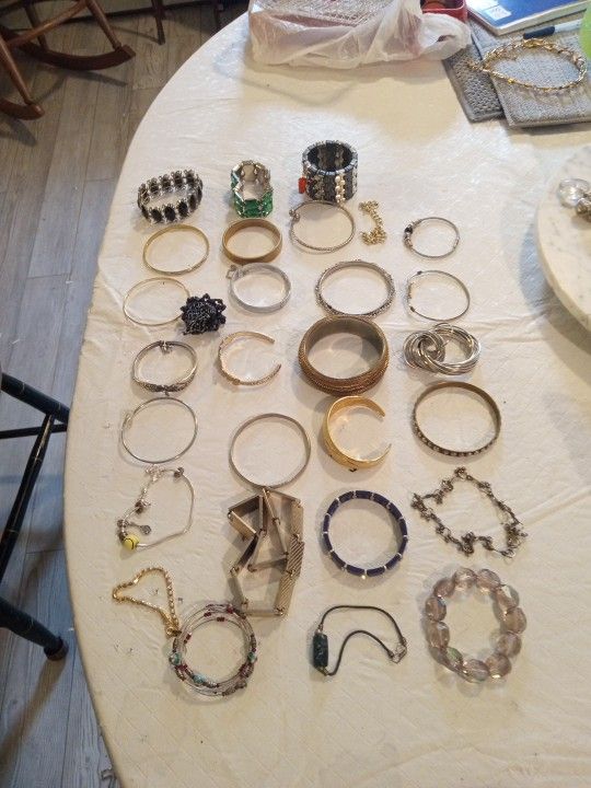 Lot Of 29 Vintage Bracelets Different Colors Gold Silver Chains