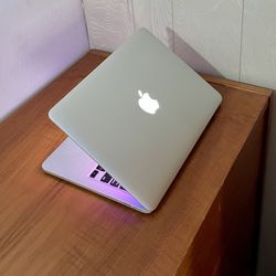 Apple MacBook Pro 13” Retina I7/16GB/256GB SSD $295