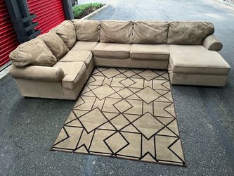 Sectional Couch!! Delivery Available 🚚! Dimensions: 140” x 91” Length x 33” Height x 38” Depth ( 60” Depth Chaise)