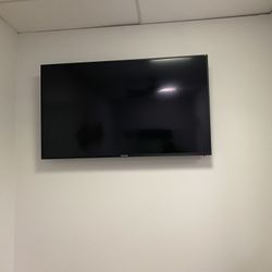 50”Sceptre TV & Wall Mount