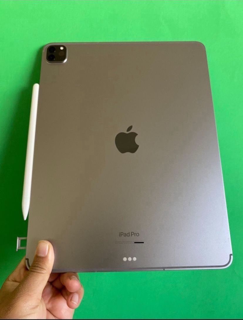 Apple IPad Pro 12.9” 6th Generation (2022 Model / M2 chip ) 128GB WiFi + cellular (5G Unlocked) with keyboard, pen & Accessories 