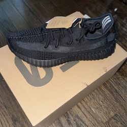 Yeezy 350 Onyx Sz. 8.5 Brand New!, Never worn