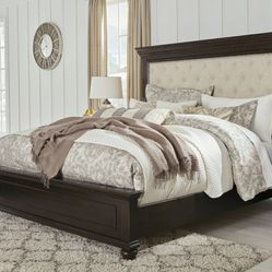 Brynhurst Dark Brown King Upholstered Panel Bed

