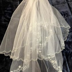Fingertip Length Two-Tier Veil with Scallop Edge Style 689, Ivory