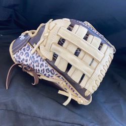 SOFTBALL GLOVE 