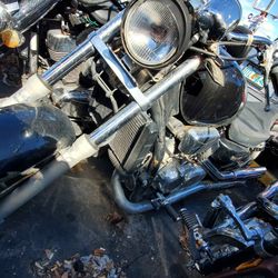 HONDA MAGNA 2004 22.000 MILES CLASSIC BIKE NEED CLEAN CARBURETOR TITLE CLEAN V4 ENGINE