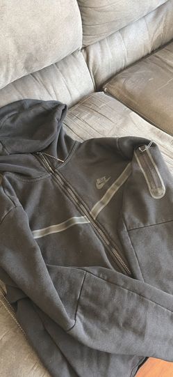 Black Nike tech fleece