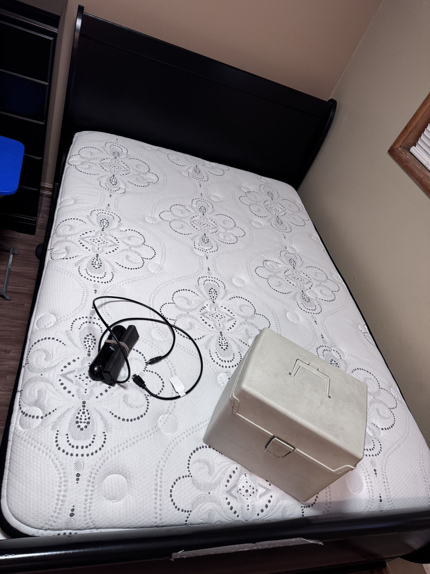 Full Size Mattress And Box Spring With Frame
