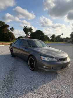 2000 Lexus is 300￼
