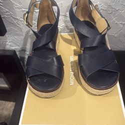 MK Michael Kors: Darby Sandal  Navy blue) Size: 8