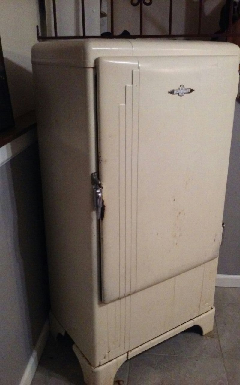 Antique Frigidaire by General Motors refrigerator for Sale in St. Louis