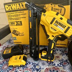 DeWalt 20 V MAX XR Lithium Ion Cordless 2-1/2  15 Ga Finish Nailer  Kit With 2.0 Ah Battery And Charger 