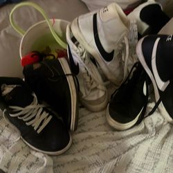 Tennis shoes  size 9