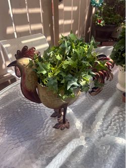 Chicken metal planter