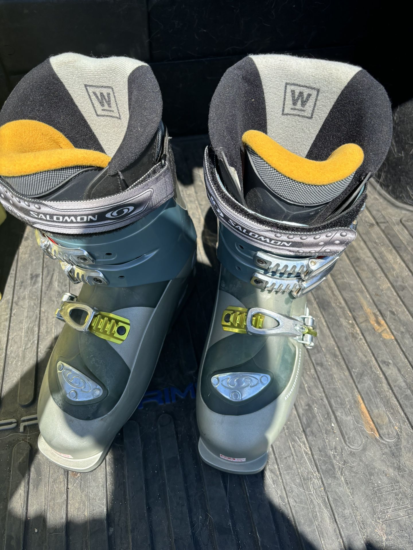 Women’s Ski Boots Size 8 (25.5) Salomon Ellipse 8.0