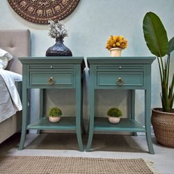 💚Modern Pair of Nightstands/End tables💚