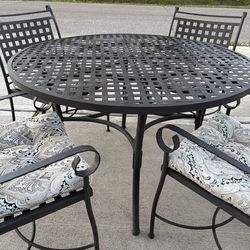 Outdoor Patio Table & Chairs