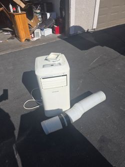 Frigidaire Portablee 7000 but ac unit. On wheels with remote!
