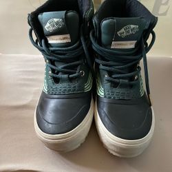 Vans Standard Mid Snow MTE Boots, Jungle Green Black Color Size 4.5