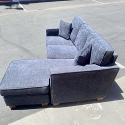 FREE DELIVERY SECTIONAL COUCH WITH CHAISE