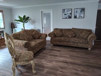 Sofá And Loveseat And Chair