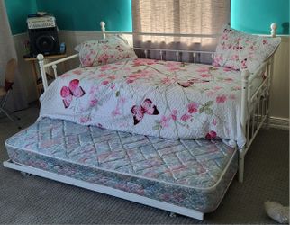 Twin Size Daybed with trendle