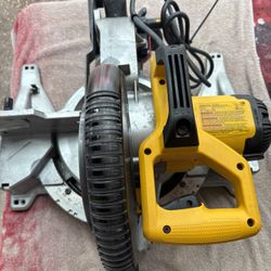 Dewalt 10” Compound Miter Saw-DWS713- Like New-15Amp, 8’ Cord, Dust Bag