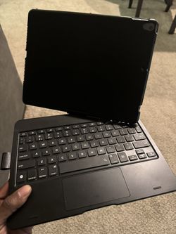 Ipad 8th Gen w/ Laptop Case (touchpad)