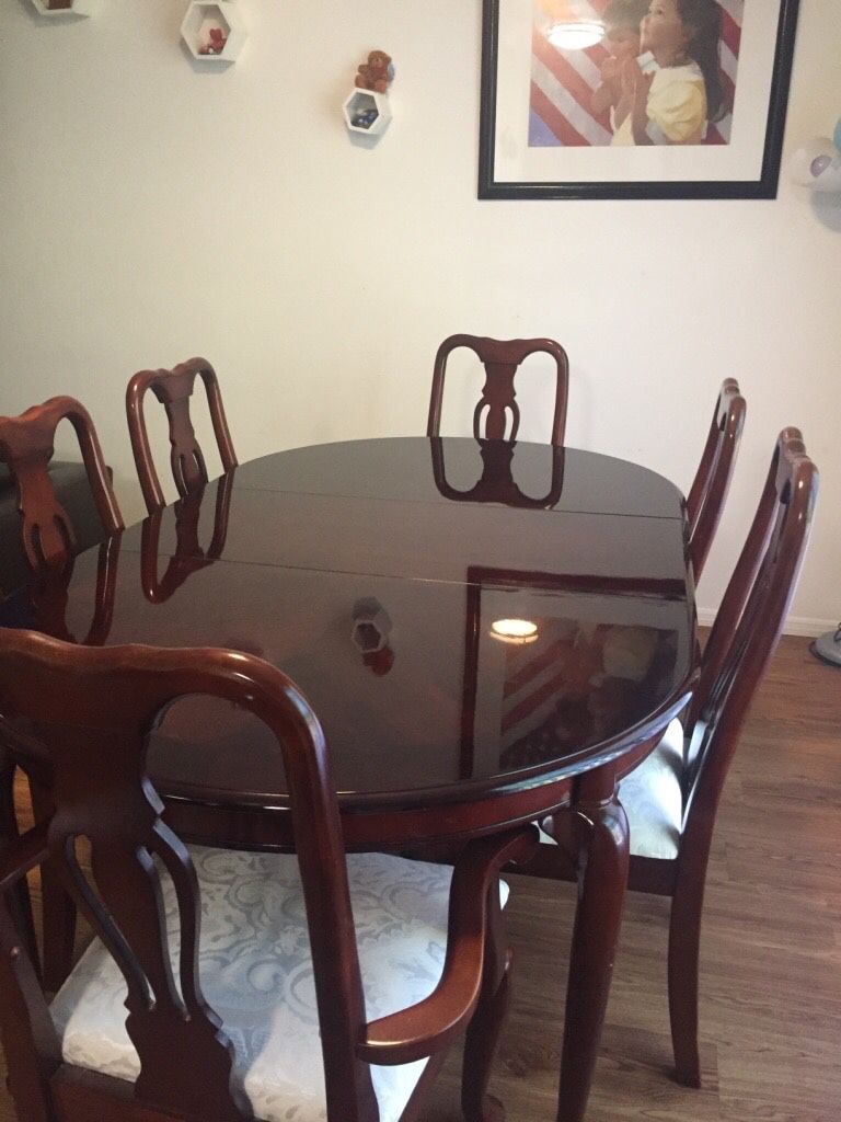 round brown wooden table with 6 chairs dining set no scratch and Been using for 4 months only