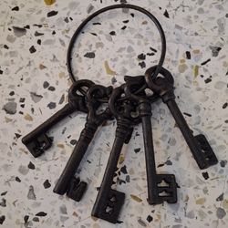Cast Metal Iron 5 Skeleton Keys on Ring Decorative Vintage Style 