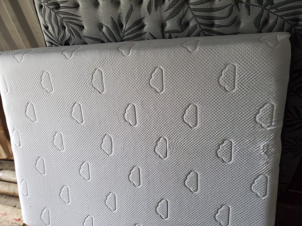 Queen Size 12" Puffy Lux Mattress for Sale in WA OfferUp