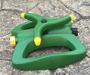 Rotating lawn sprinkler