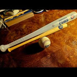 CHICAGO CUBS, MLB: 36" PLASTIC BAT THAT IS A LONG CUP IN SIDE, 24" WOODEN BAT & BASEBALL, FIRM 