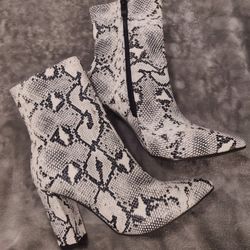 New Black & White Snake Design Boots Size 38