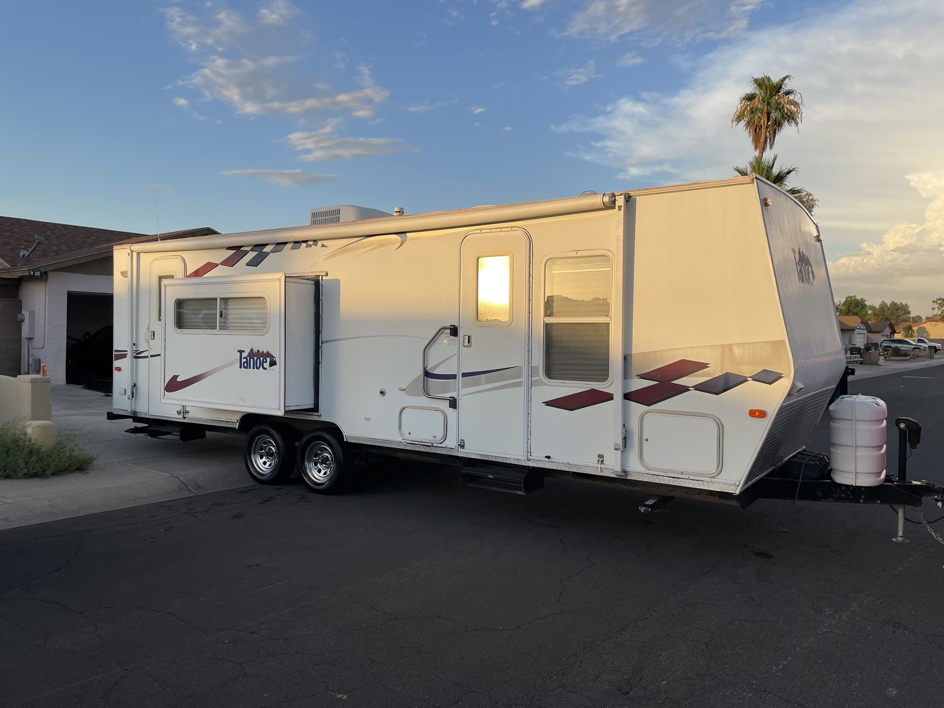 2005 Tahoe made by Thor travel trailer 25ft 4 season