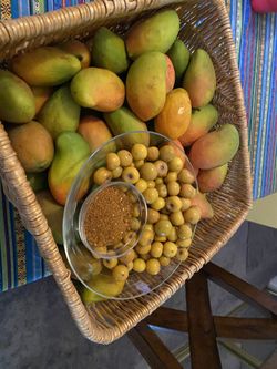 Mango corriente maduro 3x20 y nance $10 la libra