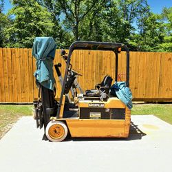 Caterpillar 3 Wheel  Forklift